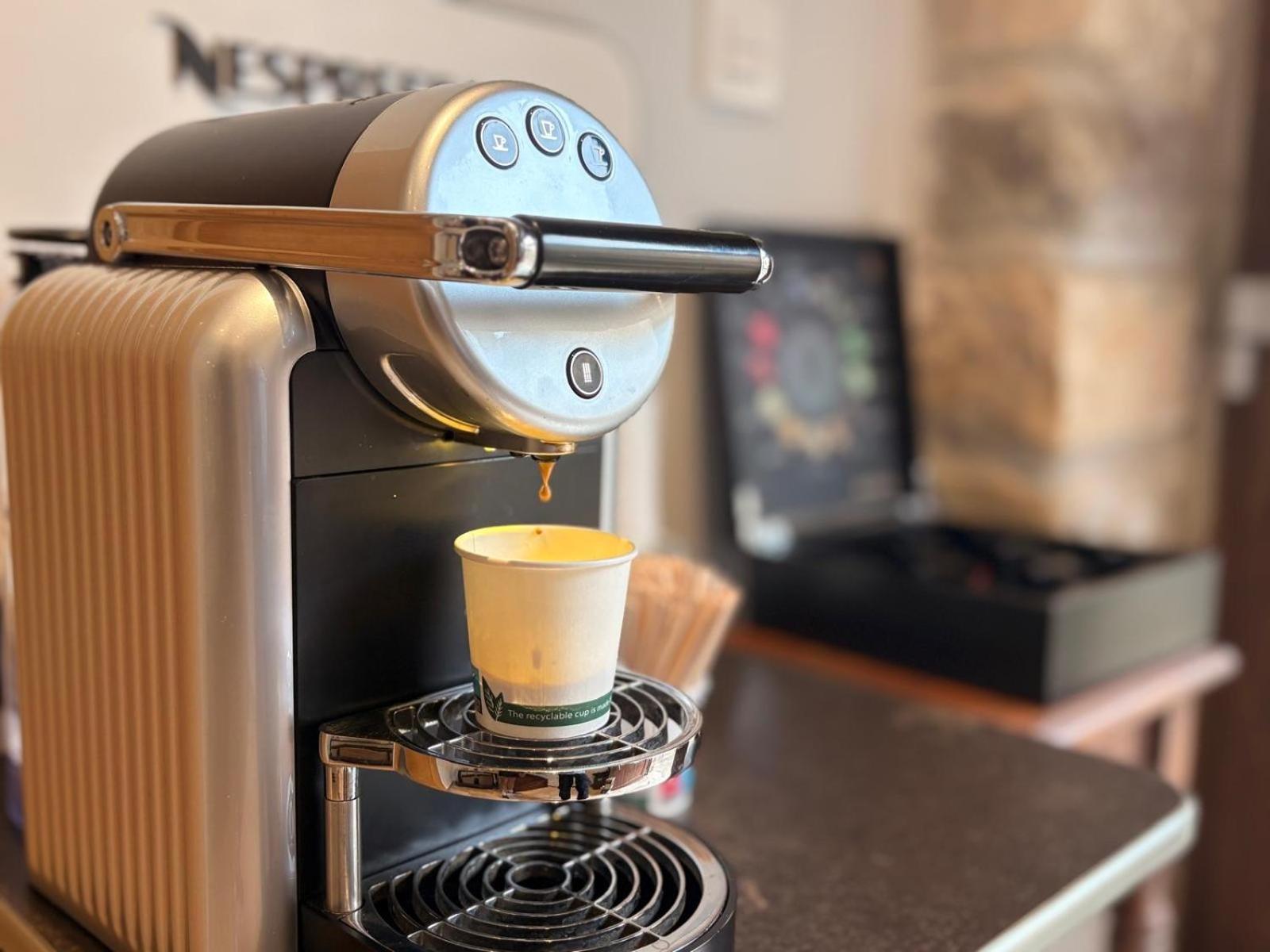Cafetera Nespresso en la zona común