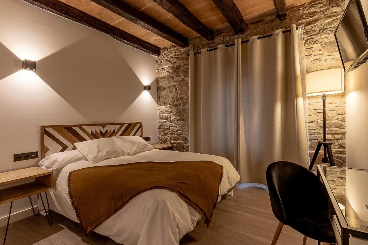 Habitación con pared de piedra