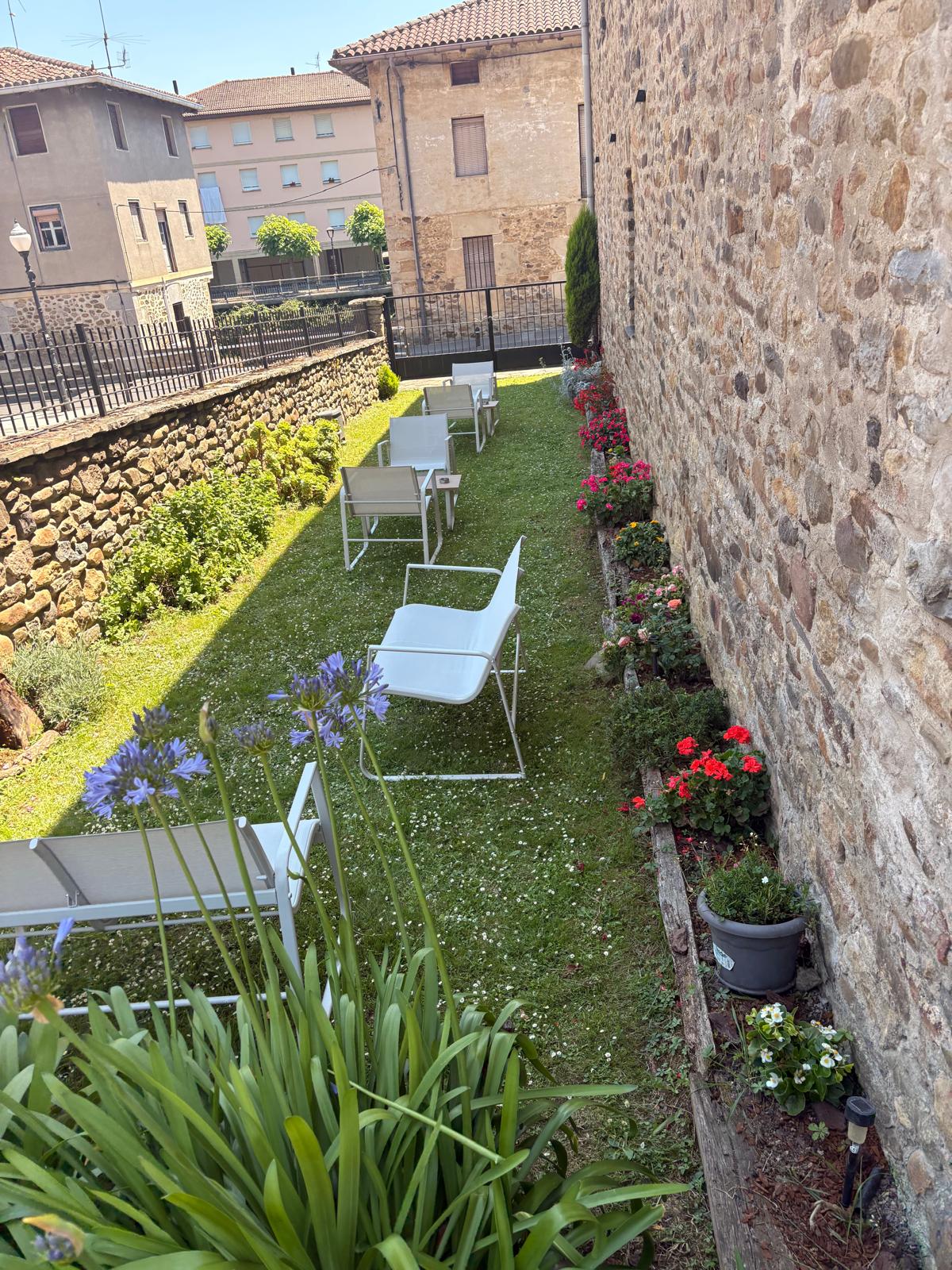 Jardín de Burruzkale Etxea con tumbonas y flores