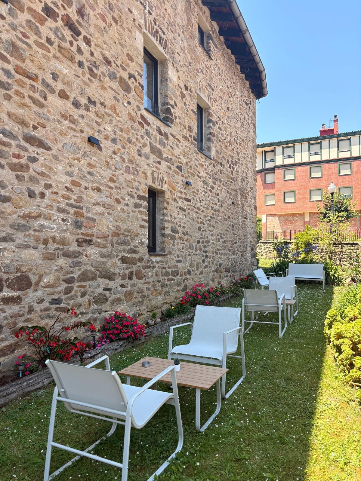 Rincón con mesa en el jardín de Burruzkale Etxea